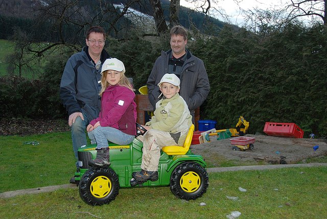 Traktorspender Peter Lattner, Vbgm. Willi Ebner mit Caroline und Christian Schmiedberger.
