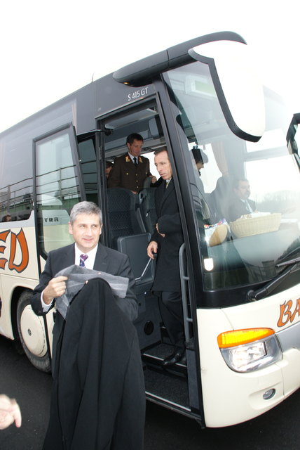 Vizekanzler Michael Spindelegger tourte im Bus durch den Bezirk Perg. Er besichtigte den Machlandamm.