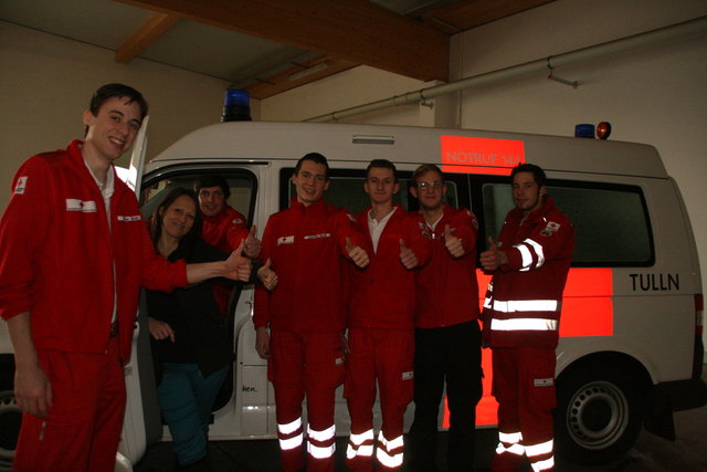 Rot-Kreuz-Bezirks-Chefin Karin Zeiler-Fidler mit den Zivildienern, die gerne "mit Menschen arbeiten". | Foto: Zeiler