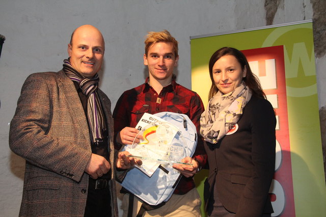 WOCHE-Geschäftsführer Robert Mack und Villacher Bier-Marketingleiterin Bettina Rabitsch gratulieren SK Austria Klagenfurt-Kicker Peter Pucker zu seinem Sieg | Foto: KK/Kompan