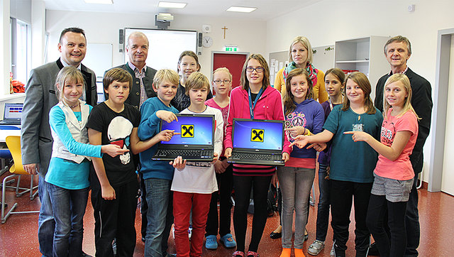 2b Klasse mit Raffeisen-GL Reinhold Schwarz, HS-Dir. Edmund Sackl, Raiffeisen-Jugendbetreuerin Doris Hadolt und HS EDV-Verantwortlichen Josef Lengheimer. | Foto: KK