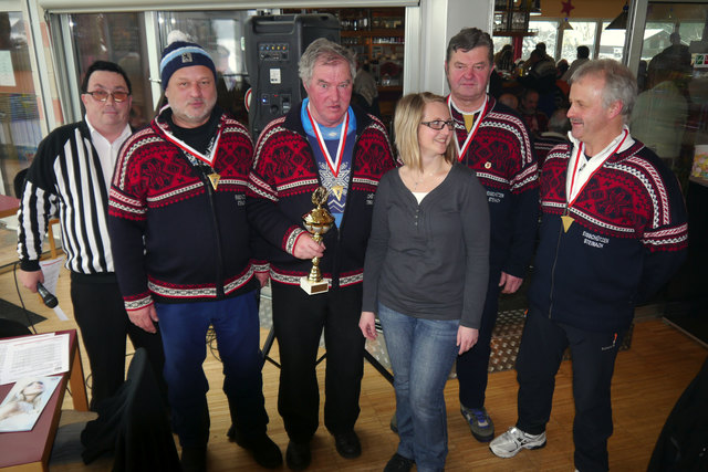 Rang 1 WEST: EV-STEINACH 1 mit Krall Dietmar, Siller Hansjörg, Marginter Johann, Herrnstein Günther, Margreiter Willi sowie Obfrau Alice Mudrinetz (Turnierausrichter EV-Itter) und Bezirksobmann Andi Aberger