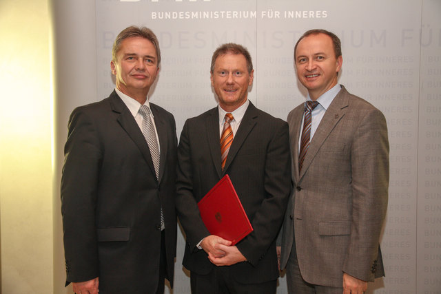 Prof. Dr. Rudolf Keplinger zwischen "altem" Generaldirektor für die öffentliche Sicherheit Dr. Herbert Anderl und seit Jänner 2013 neuem Generaldirektor MMag. Konrad Kogler.