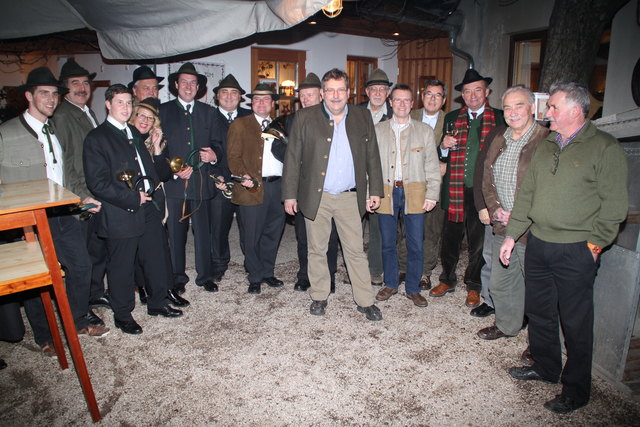 Die Badener Jagdgesellschaft gratuliert ihrem "Guni" zum 50. Geburtstag. | Foto: Surovic