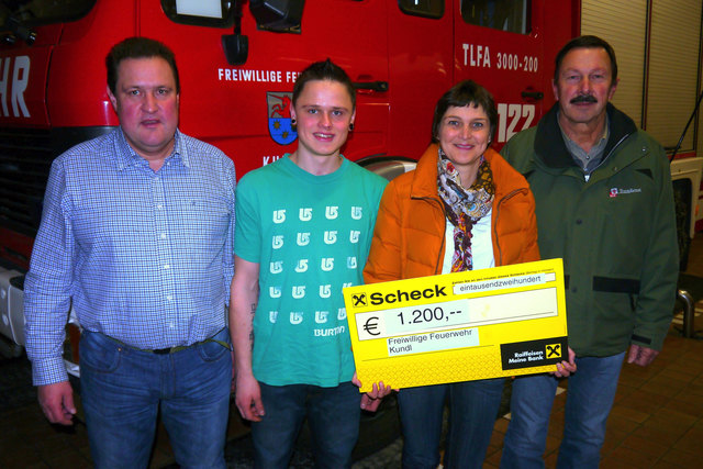 Erwin Baumann (Gründer der Kundler Friedenslichtidee), Sohn Markus Baumann (setzt diese Idee fort), Sprengel-GF Mag. Sabine Eder-Unterrainer, Kundler FW-Kdt Erich Krail