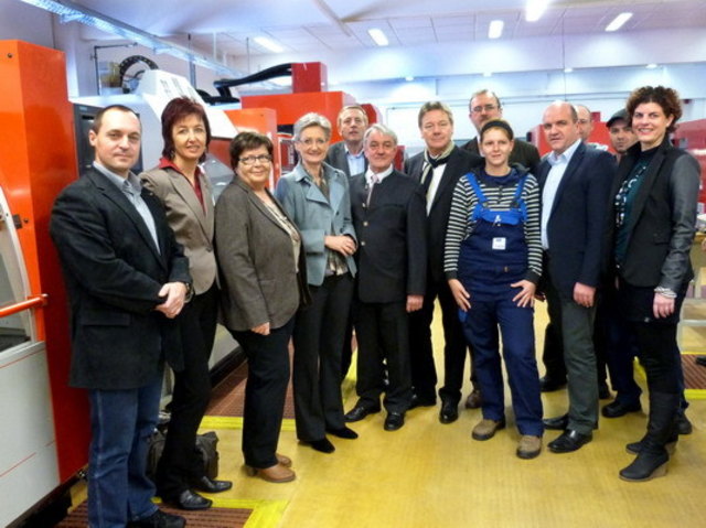 v.l. BFI NÖ Geschäftsführer Mag. Michael Jonach, Stadtparteimanagerin der SPÖ Christine Schlögl, Bundesrätin Juliane Lugsteiner, Unterrichtsministerin Dr. Claudia Schmied, Leiter des Josef-Hesoun-Ausbildungszentrum Ing. Peter Bernert, BFI Vorstandsvorsitzender Gerhard Posset, 3. Nationalratspräsident Alfredo Rosenmaier, Wr. Neustädter Stadtrat Wolfgang Mayerhofer, MSc, AK NÖ Vize-Präsident KR Markus Wieser, Produktverantwortliche BRP Mag. Barbara Lorenc mit TeilnehmerInnen des JHAZ.