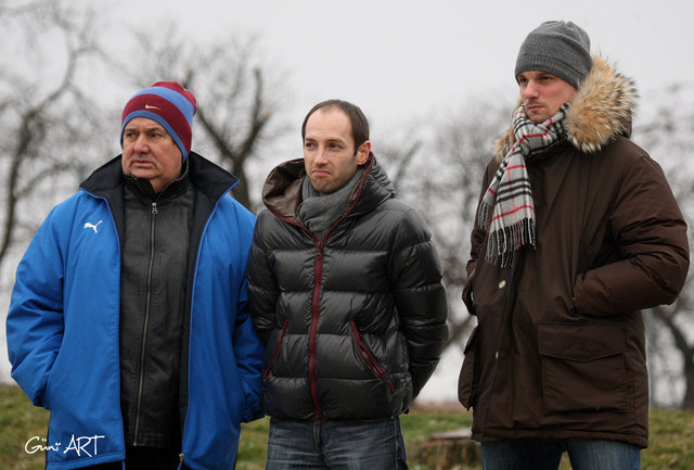 Admira Vizepräsident Hans Werner Weiss, Generalmanager Alex Friedl und Ex Team-Torhueter Juergen Macho als Zuschauer beim Testspiel gegen den FAC am 12. Jänner 2013.   FOTO: Güni ART