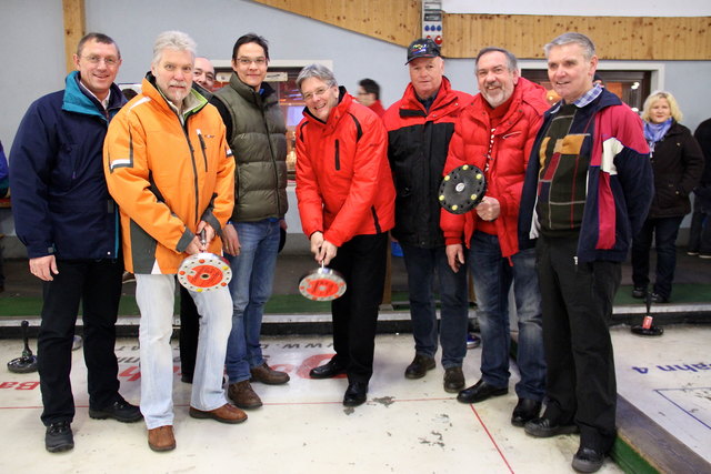 LHStv. Dr. Peter Kaiser eröffnete gemeinsam mit Organisator Sigi Truppe (2.v.r.) und Schiedsrichter Anton Kreulitsch (3.v.r.) das Eisstockturnier des Roten Kreuzes auf der Eisbahn des GH Krall.