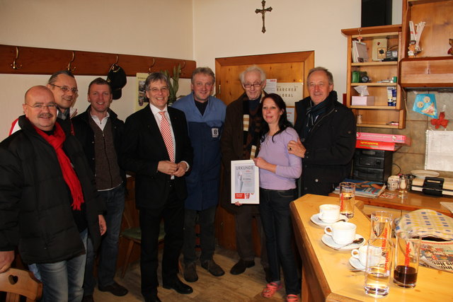 Den Besuch im Traditionsbetrieb, der KfZ-Werkstätte von Johannes Pototschnig, nutzte LHStv. Peter Kaiser, um den fleißigen Mitarbeitern eine Urkunde für ihr jahrelanges Engagement zu überreichen. Am Foto mit Arno Pleschiutschnig, Martin Karpf (beide SPÖ Grafenstein), Johannes Pototschnig jun., Johannes Pototschnig sen., und Martina Pototschnig.