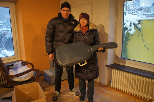 Die Gitarre von Doris Walter ist möglicherweise noch funktionstüchtig.