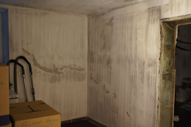 Eienr der Kellerräume, bereits mit abgewaschenen Wänden.