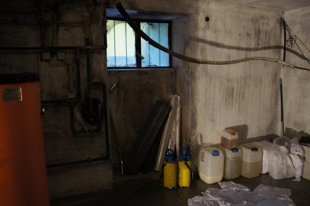 Hier unter dem Fenster entstand der Brand.