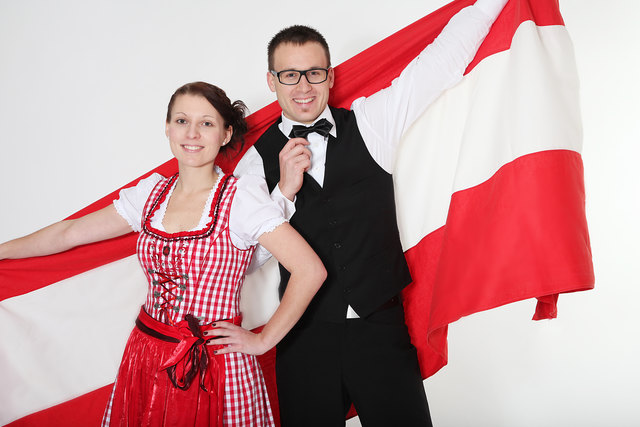 Die Rotkreuz-Mitarbeiter Stefan Pöschl und Tamara Hinterkörner