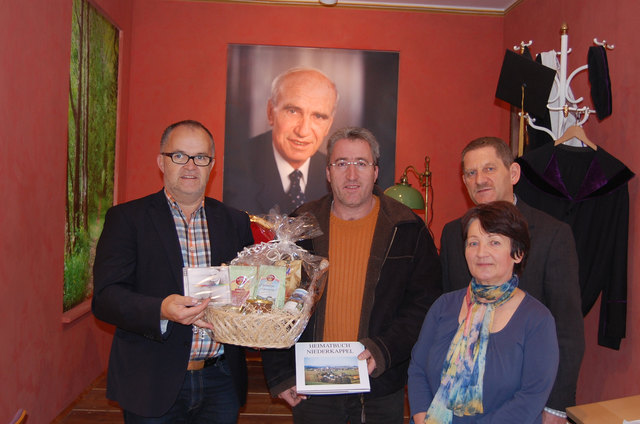 Alois Wiesinger aus Peilstein ist der 5000. Besuche des Dr. Rudolf Kirchschläger-Zentrums. Als Danke gab es ein Geschenk der Verantwortlichen (Josef Eibl, Theresia Girlinger und Bürgermeister Riudolf Kehrer.