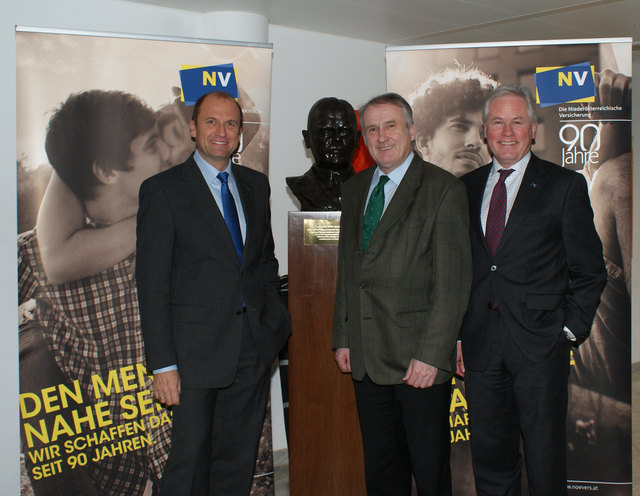 Generaldirektor Hubert Schultes (r.) mit Dir. Bernhard Lackner und Aufsichtsratspräs. Pleil vor der Büste Josef Reithers. | Foto: Privat