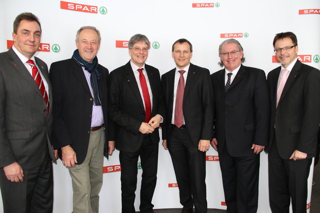 Betriebsbesuch in der Spar-Zentrale: LHStv. Peter Kaiser mit GR Ronald Tragbauer, 2. Ltg.-Präs. Rudi Schober, dem neuen Geschäftsführer SPAR-Paul Bacher, VzBgM. Walter Zettinig und SPAR-Prokurist Alfred Ostermann