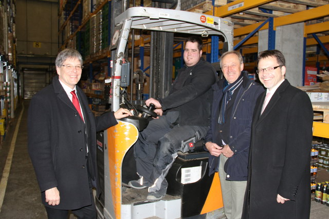 LHStv. Peter Kaiser mit 2. Ltg.-Präs. Rudi Schober zu Besuch in der SPAR-Zentrale in Maria Saal. Am Foto mit SPAR-Prokurist Alfred Ostermann und Staplerfahrer.