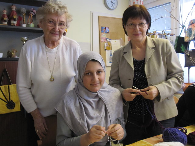 Strickrunde: Ingeborg Kopal, Breshna Adelyar (14) und Lehrerin Monika Wuketich (v.l.). | Foto: ves