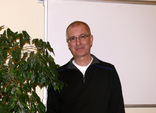 Manfred Wolfslast in seinem Seminarraum in der Mollardgasse.