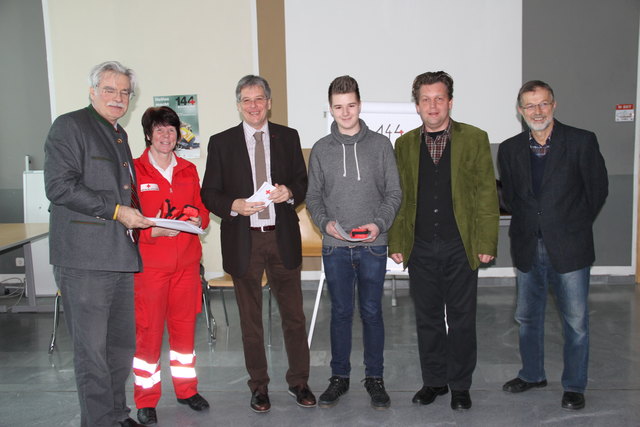 LHStv. Peter Kaiser übergab in der HTL Lastenstraße den Teilnehmerinnen und Teilnehmern am Erste Hilfe Kurs ihre Zertifikate. Mit am Foto Elke Puaschitz, Prof. DI Peter Binder, Prof. Widder-Jerney und Bernd Leopold.