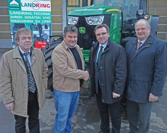 V. l.: Ing. Johann Pfummerl (Landring Verkaufsleiter Technik, Geschäftsführer Stellvertreter), Hubert Bierbauer, Mag. Johannes Weiß (Almland/Landring Geschäftsführer), Johann Pretterhofer (Almland Obmann). | Foto: KK