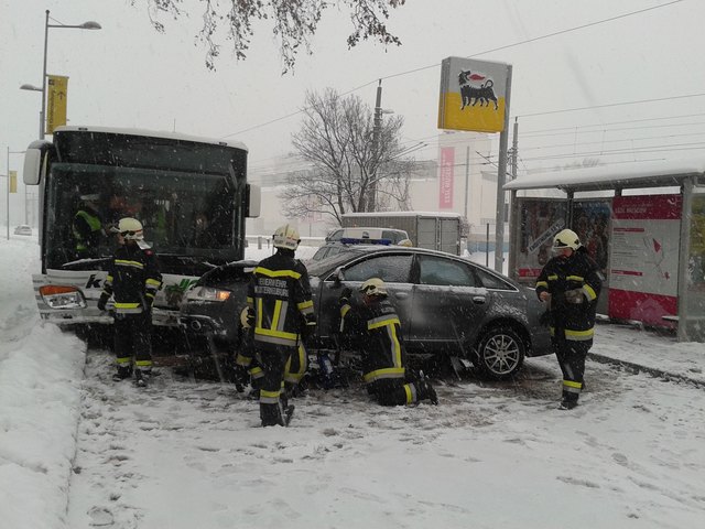 Missglücktes Überholmanöver. Die Feuerwehr Klosterneuburg beseitigte die Fahrzeuge, ein Taxilenker wurde ins Krankenhaus gebracht. | Foto: FF Klosterneuburg
