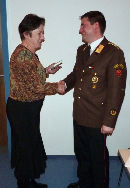 Bgm. Beate Reichl gratuliert Neu-Kommandant Stefan Versal zu seiner Wahl. | Foto: privat