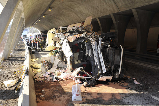 Die A12 musste vorübergehend in beiden Richtungen gesperrt werden. Unfallursache ist derzeit noch unklar. | Foto: ZOOM-Tirol