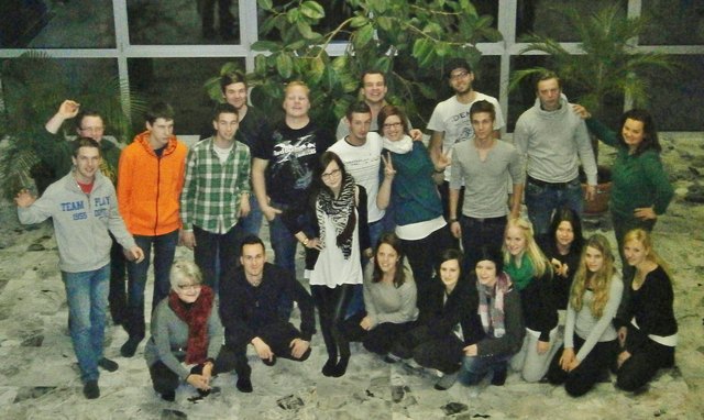 die bei der Probe anwesenden Tänzer mit Liane Henziger (stehend 1.v.r.) und Anni Abraham (knieend 1. v.l.)