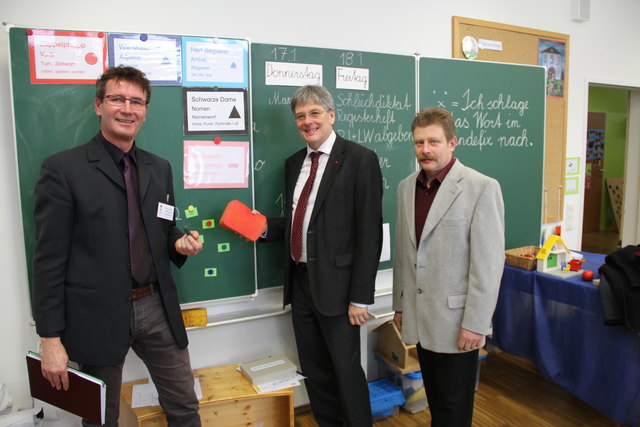 LHStv. Peter Kaiser besuchte die Montessorischule in Treffen. Am Foto mit Schulleiter Herbert Prisslan und Gemeindevorstand Armin Mayer.