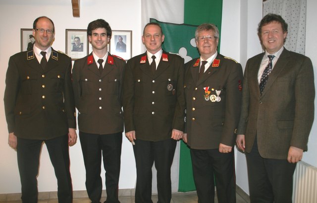 Das neue Kommando: Kassier Harald Osl, Schriftführer Manuel Lechner, Kdt.Stv. Andreas Perthaler, Kdt. Peter Osl, Bgm. Walter Osl.