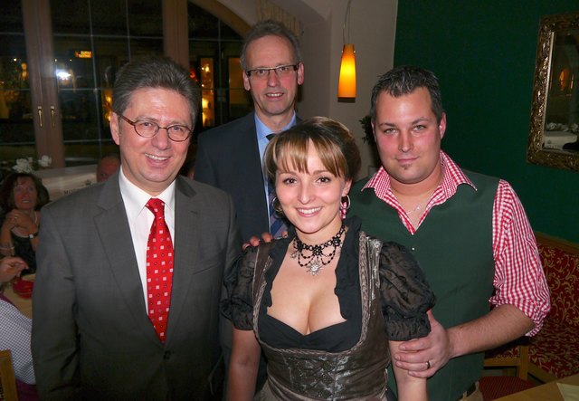 Dir. Martin Gschwentner (Vorsitzender des Vorstandes der Sparkasse Rattenberg), Dir. Friedrich Anrain (Vorstandsmitglied der Sparkasse Rattenberg), Diana Dirlea und Lukas Wagner (neuer Pächter vom Gasthaus „Kanzler Biener“)