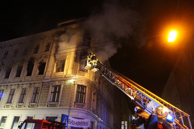 Mit schwerem Atemschutz bekämpften die Feuerwehrleute das Feuer in der Gentzgasse. | Foto: Zimmermann