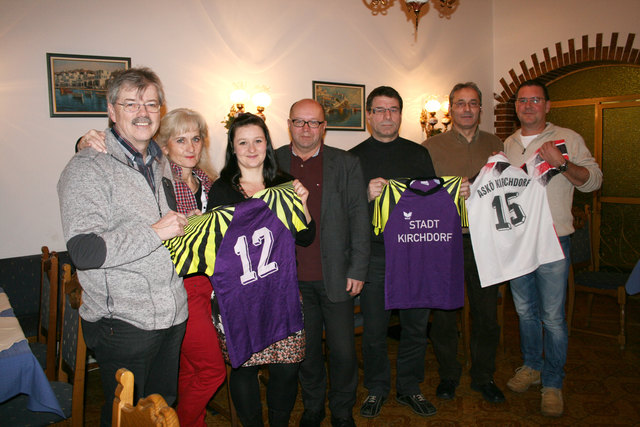 Bei der Dressenübergabe von links nach rechts: Josef Elsener, Brigitte Elsener, Melanie Dopf (alle SASIA), Rudolf Krenner, Trainer Hinterwirth Fritz, Sektionsleiter Dragoslav Sofilj, Jürgen Berc (alle ASKÖ-Kirchdorf) | Foto: Privat
