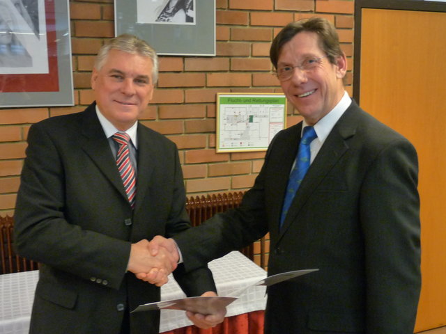 HLW Feldbach: Landeschulratspräsident Wolfgang Erlitz überreichte die Urkunde an Wilhelm Mitsche.