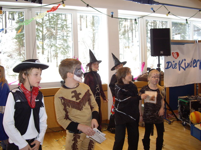 Mit Kostüm und Mikrofon wird der Kinderfasching im GH Schinagl gefeiert. | Foto: Privat