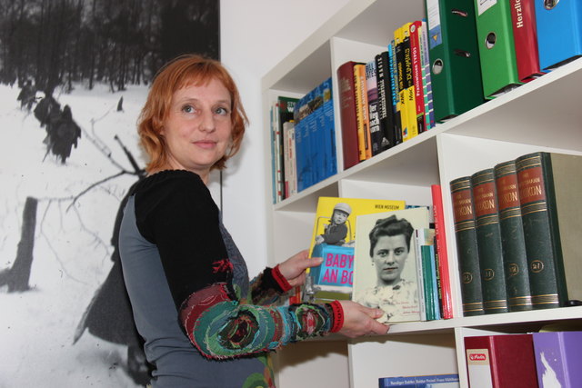 Lisa Rettl schreibt Auftragsbiographien, sowie den Ausstellungskatalog "Baby an Bord".