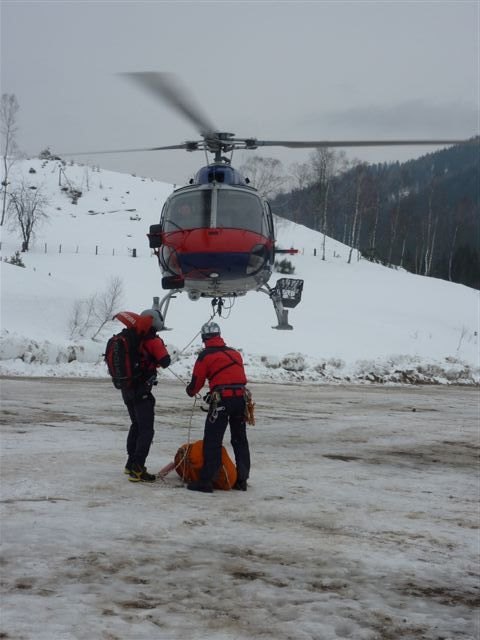 Bergung durch die Alpinpolizei mittels Hubschrauber.