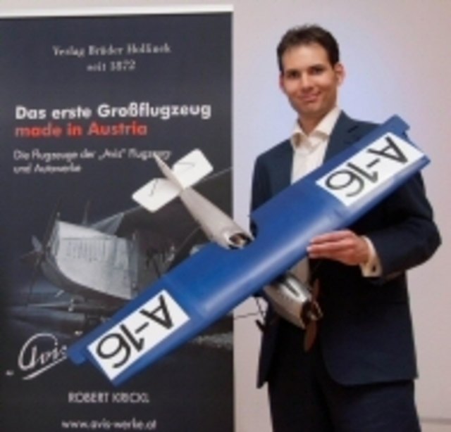 Der Vortragende mit einer Rekonstruktion | Foto: ishootpeople.at