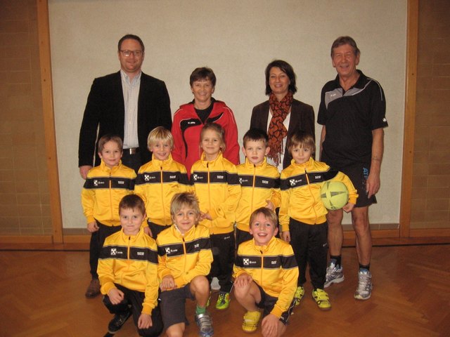 Neue Trainingsanzüge: sichtliche Begeisterung bei der U8 des SK Stojen. | Foto: Nierer