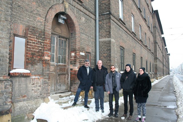 Ziegelhaus Meidling: Ex-Streetworker Ali Gedik und Peter Eschberger (Grüne) mit Künstlern der engagierten Gruppen (von l. nach r.).
