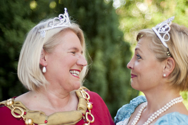 Die beiden Autorinnen Monika Krautgartner und Patricia Weißl-Günther im Prinzessinnenkostüm. | Foto: privat