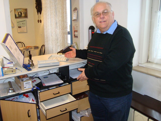 Erwin Karminek vor der leeren Handkassa.