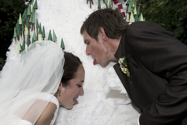 Beim Kosten unserer Hochzeitstorte !