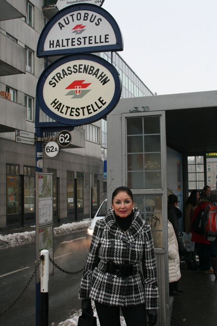 Nicht barrierefrei: Elisabeth Sopper fordert mehr Niederflurwägen für den 62er.