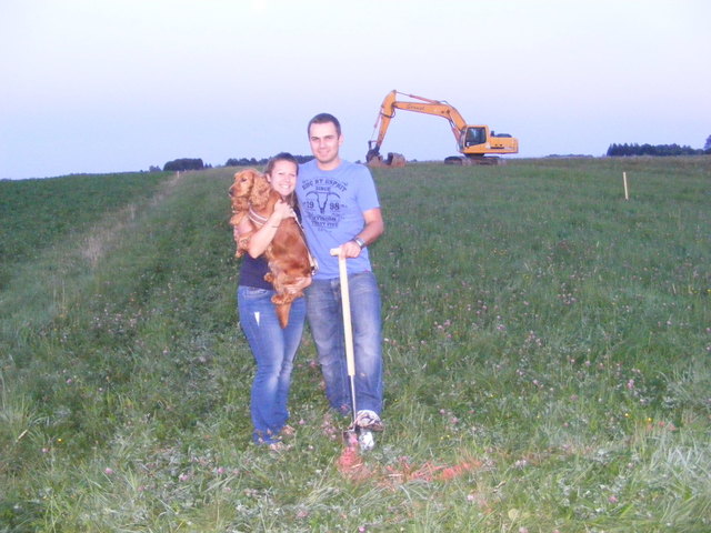 Unser schönstes Foto ist von unserem "Spatenstich", weil wir uns damit unseren lang ersehnten Traum erfüllen ! Als Häuslbauer wäre ein Kuschelwochende genau das Richtige für uns um wieder Kräfte fürs weiterarbeiten im Frühjahr zu tanken !