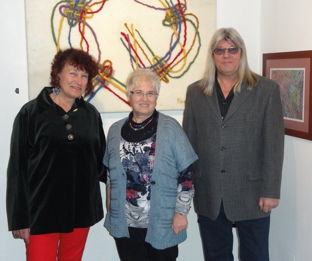 Hannelore Fasser (Mitte), Brucker Kunsthandwerkerin, mit Frank Peter Hofbauer und Suzanne Seghaier. | Foto: Schein