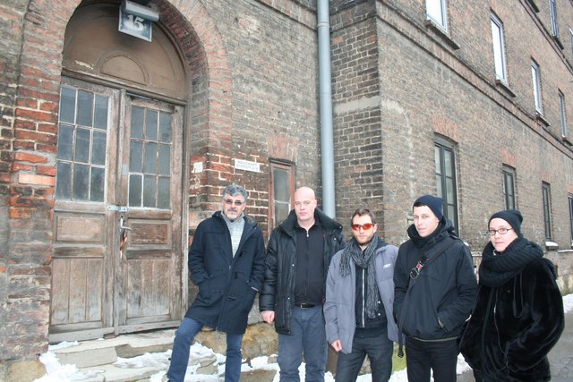 Ziegelhaus Meidling: Ex-Streetworker Ali Gedik und Peter Eschberger (Grüne) mit Künstlern der engagierten Gruppen (von l. nach r.).