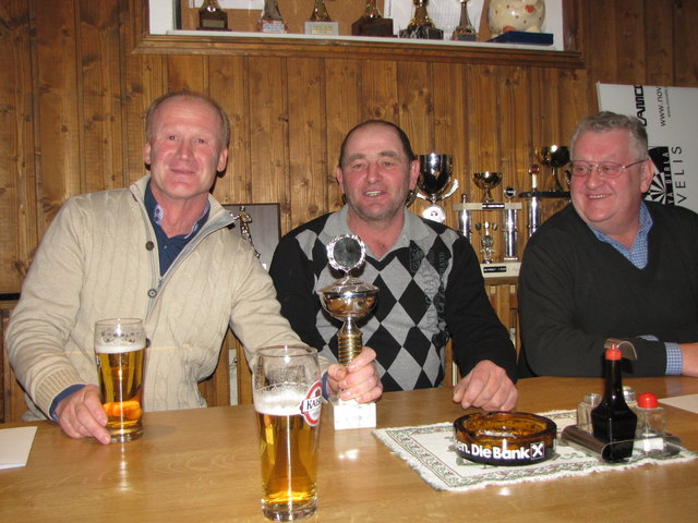 Die Pucher proben schon einmal prophylaktisch mit einem Pokal