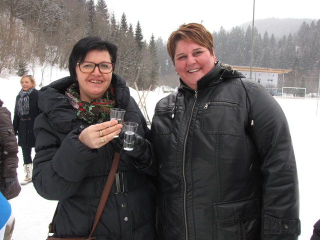 Vor dem Schießen: Prost! Katharina und Georgine/ Seniorenwohnheim Abtenau